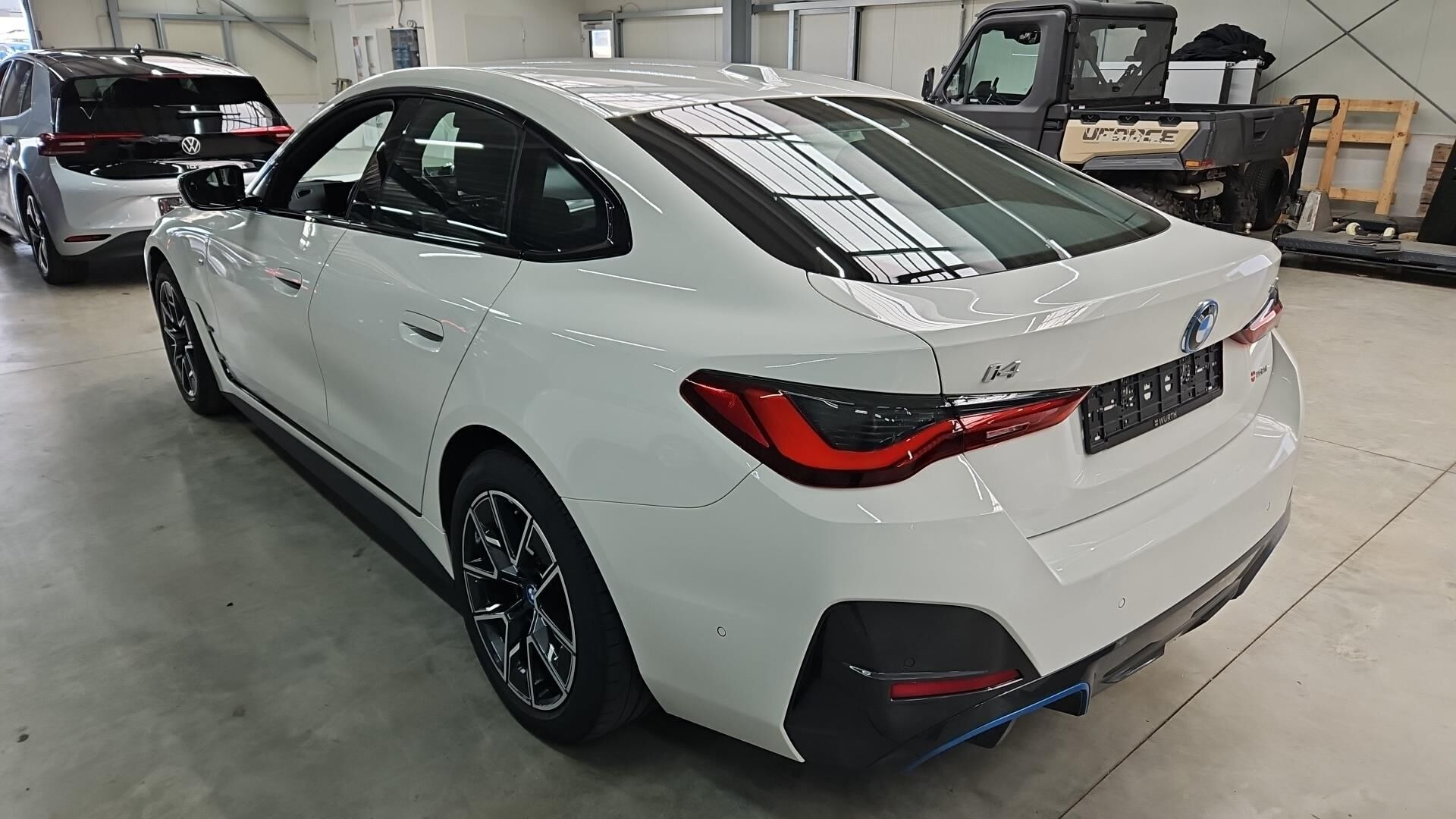 Hvid BMW i4 fra 2024