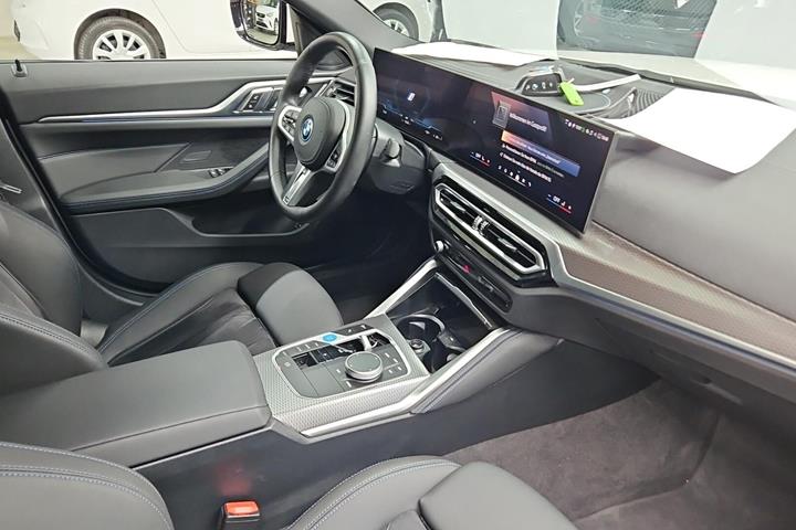 Hvid BMW i4 fra 2024