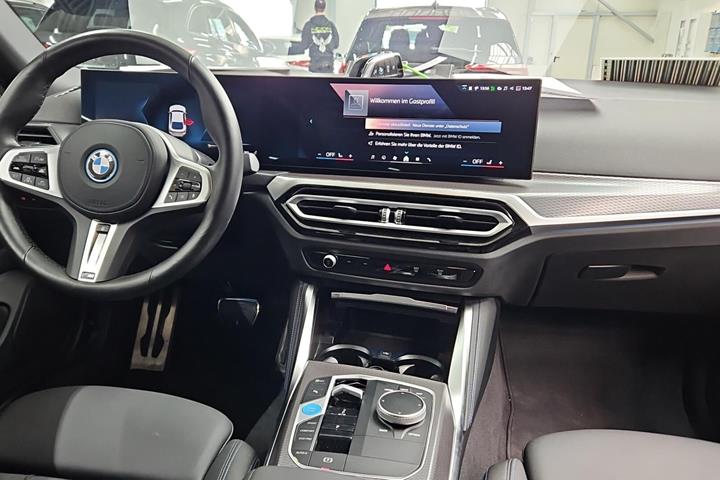 Hvid BMW i4 fra 2024