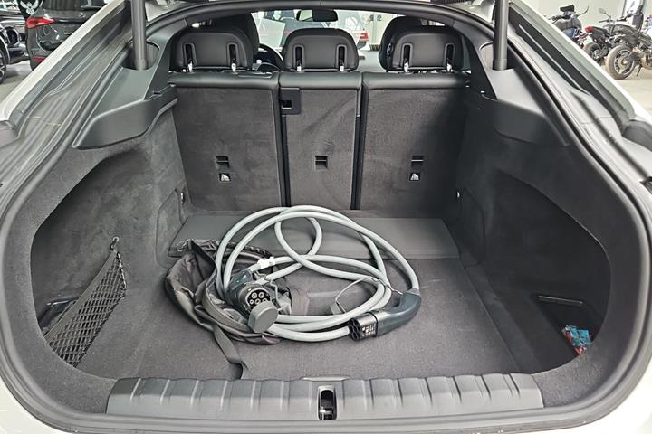 Hvid BMW i4 fra 2024