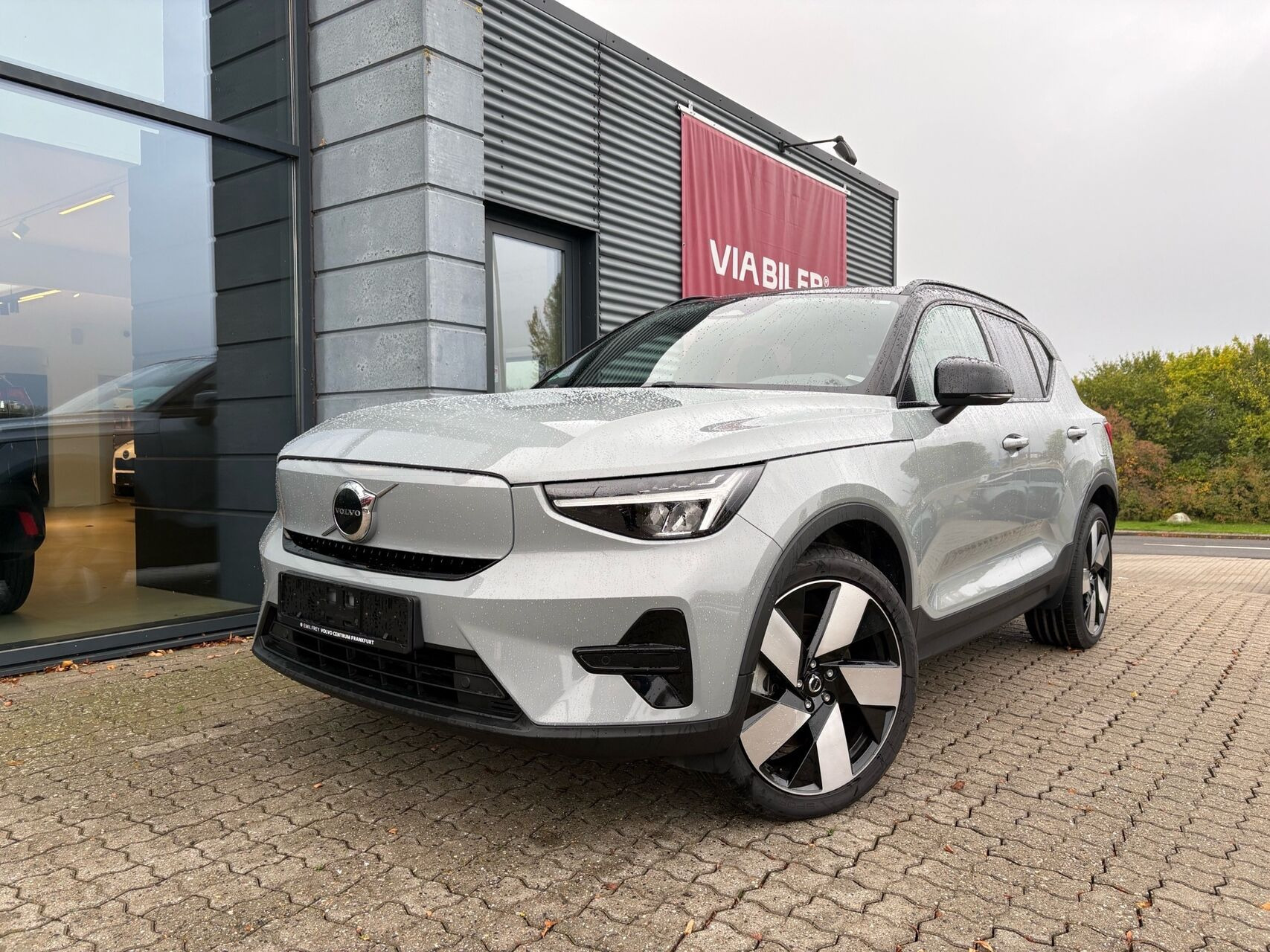 Grå Volvo XC40 fra 2023