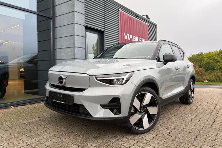 Grå Volvo XC40 fra 2023