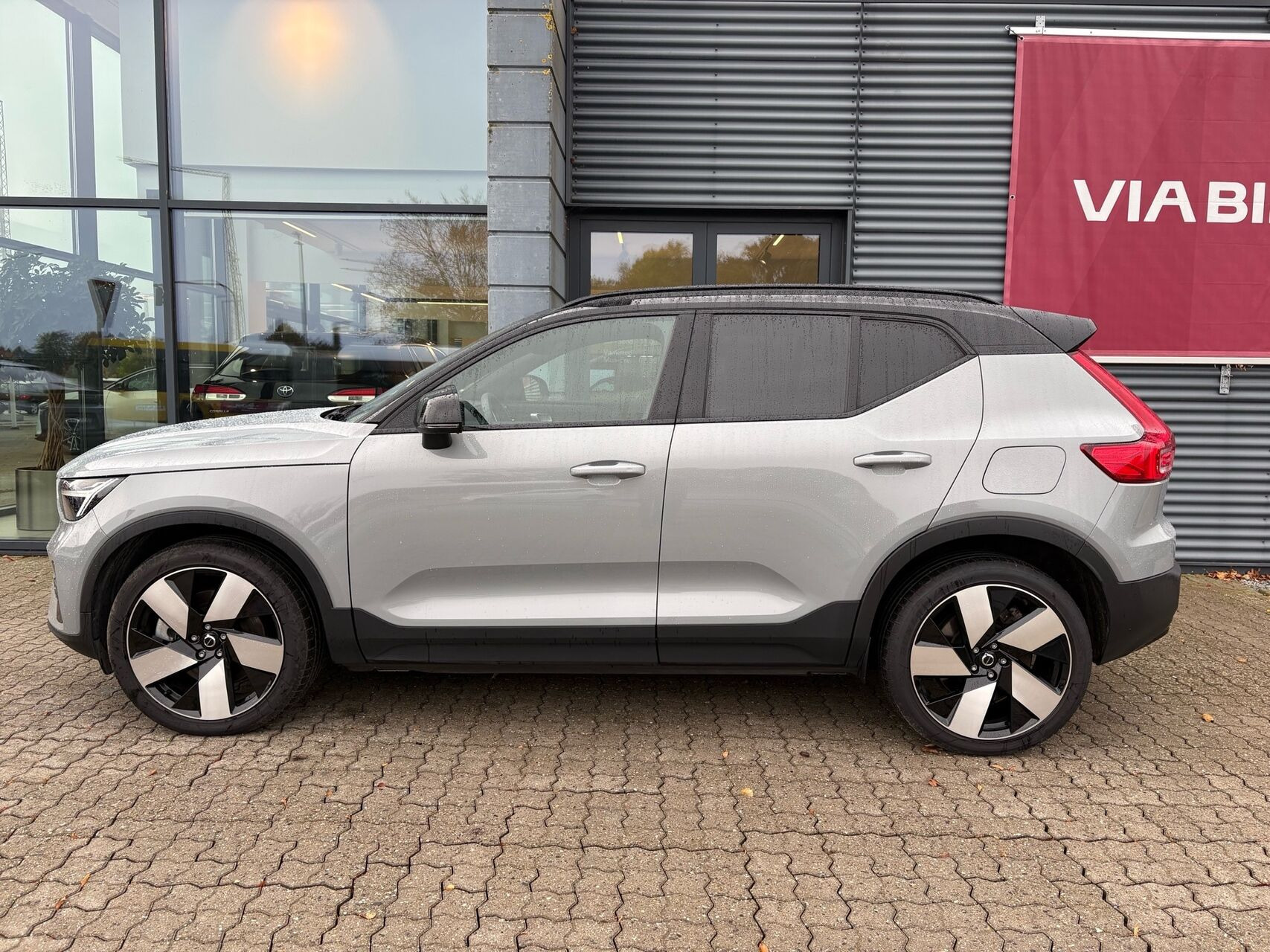 Grå Volvo XC40 fra 2023