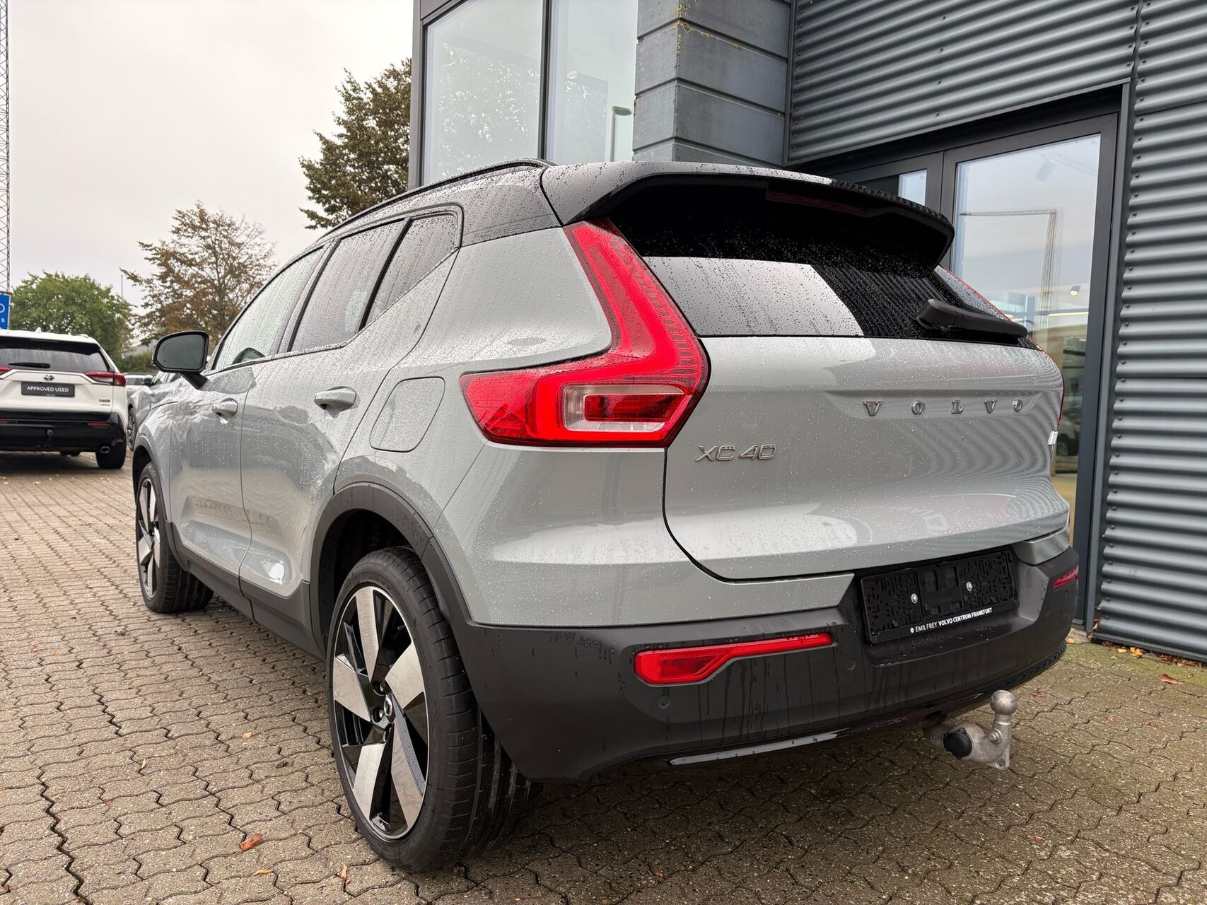 Grå Volvo XC40 fra 2023