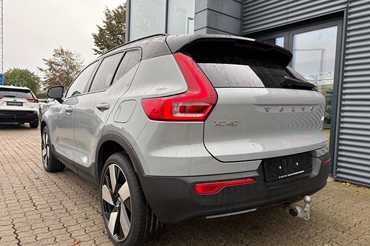 Grå Volvo XC40 fra 2023