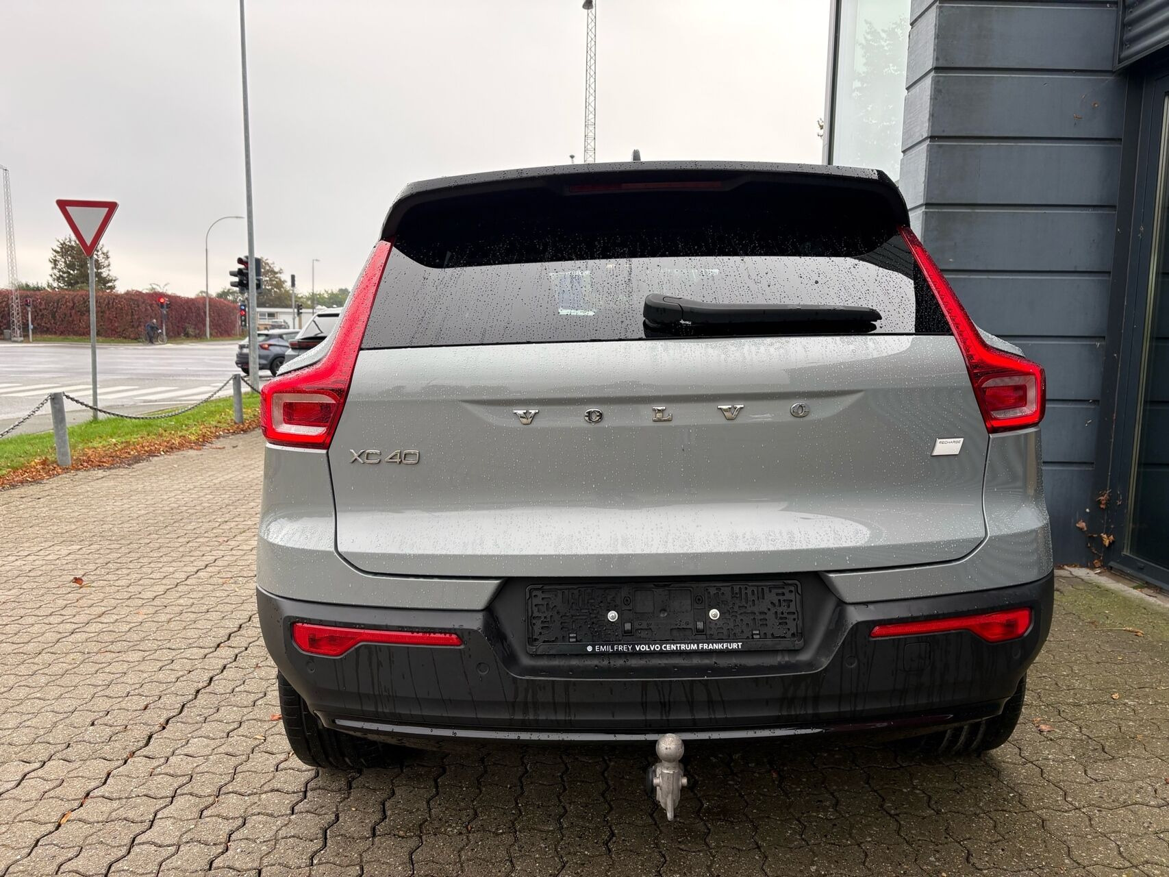 Grå Volvo XC40 fra 2023