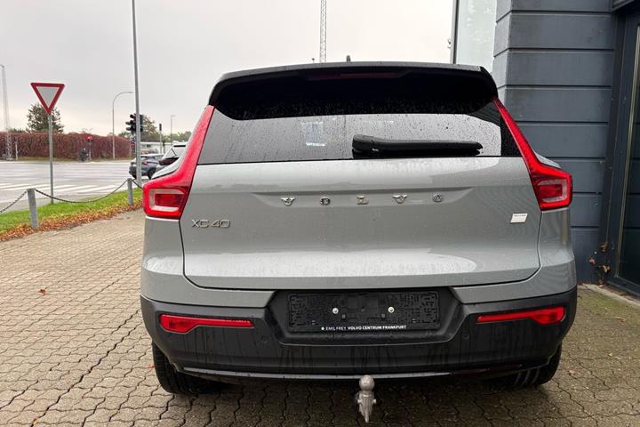 Grå Volvo XC40 fra 2023