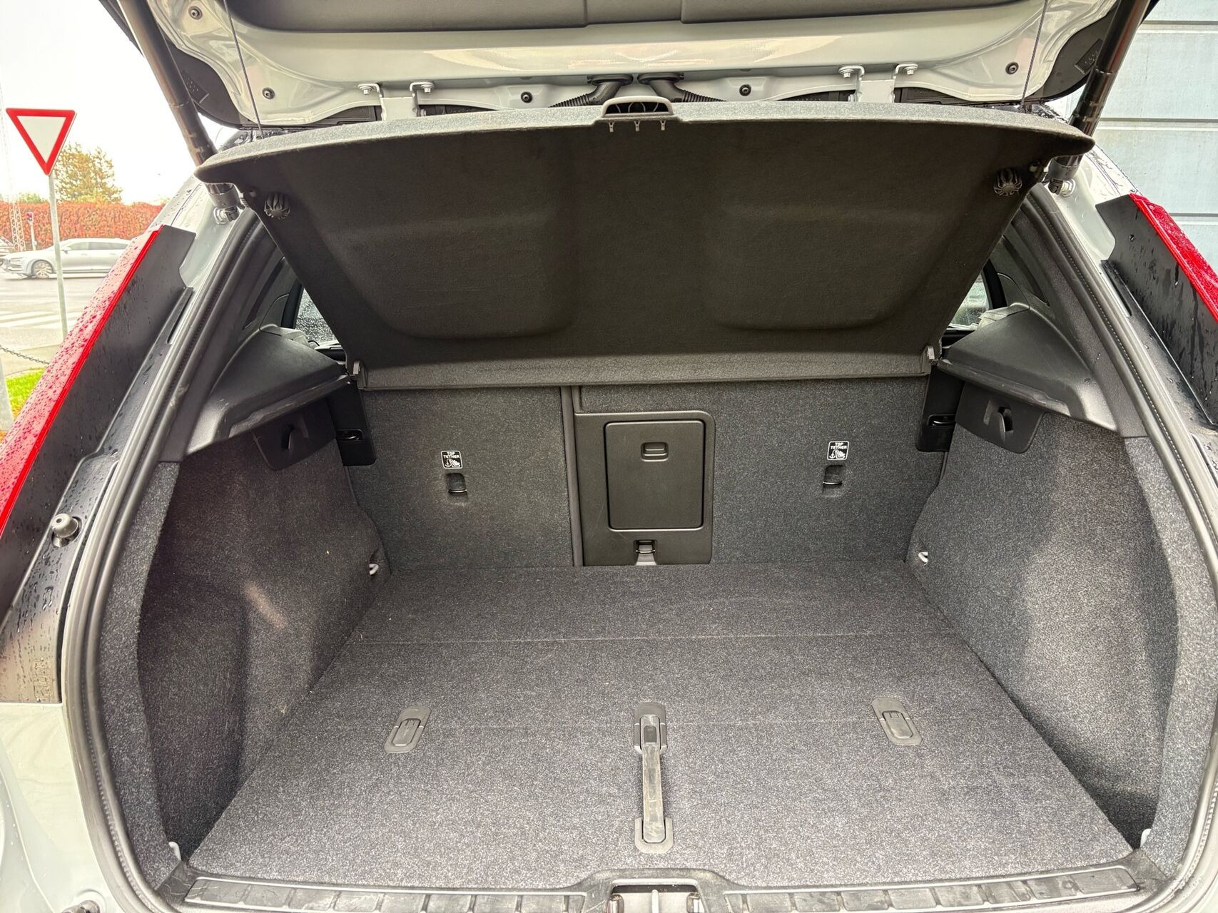 Grå Volvo XC40 fra 2023