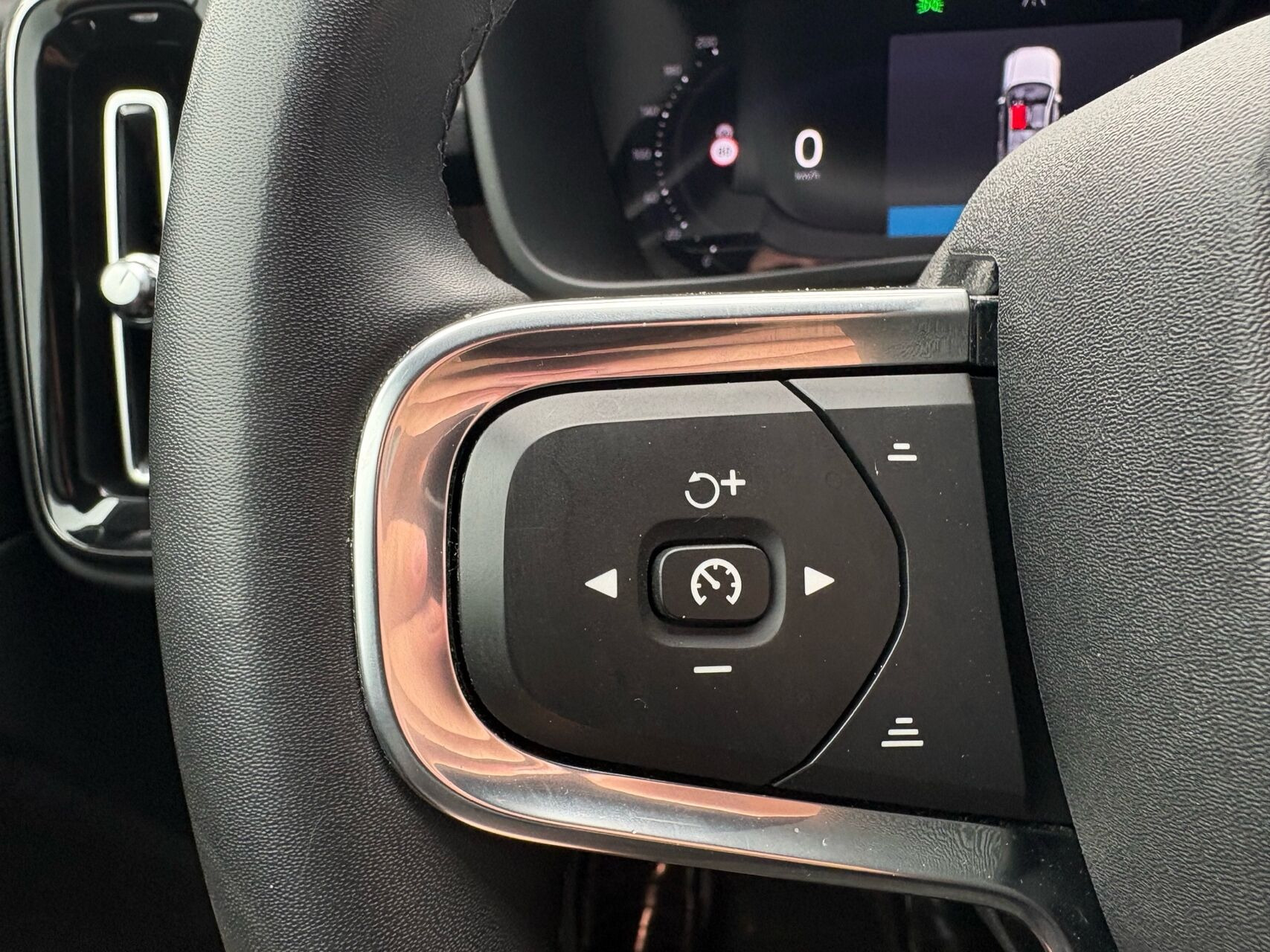 Grå Volvo XC40 fra 2023