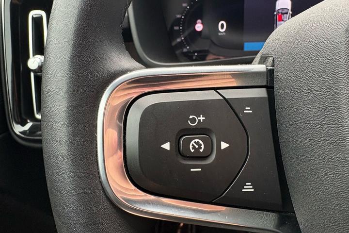 Grå Volvo XC40 fra 2023