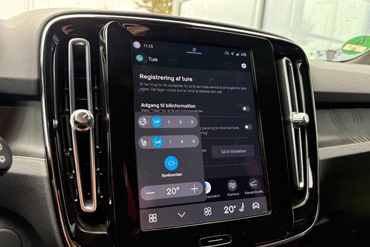 Grå Volvo XC40 fra 2023