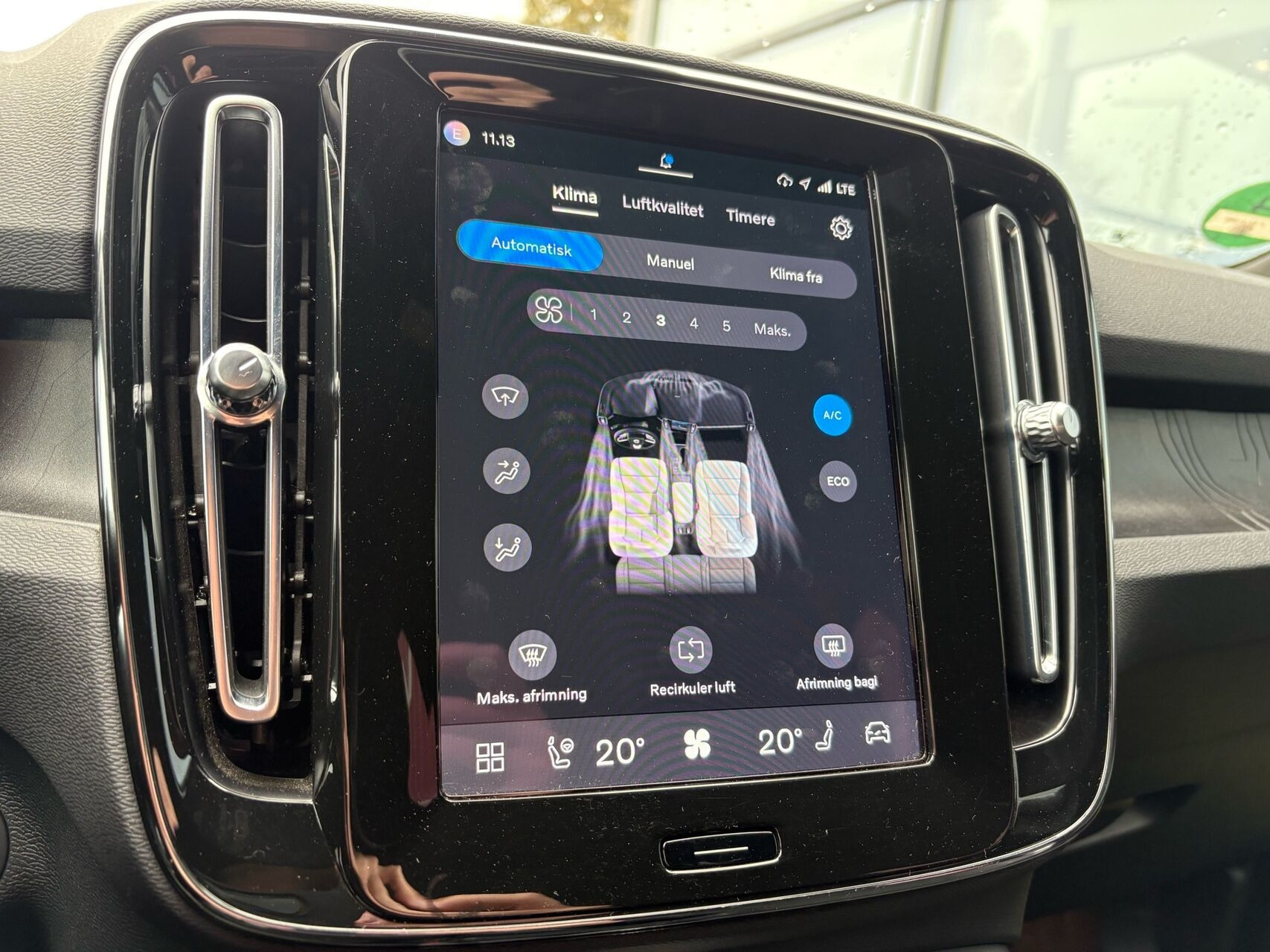 Grå Volvo XC40 fra 2023