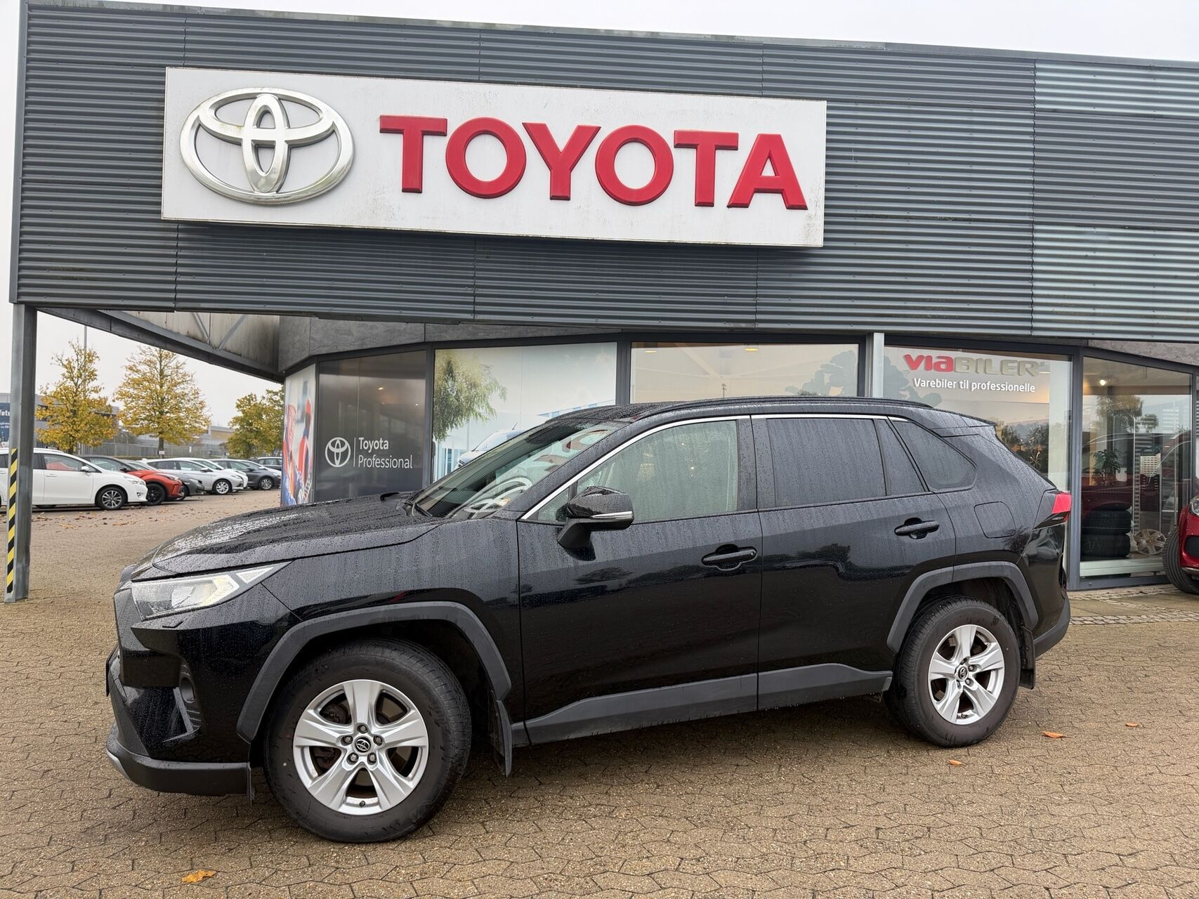 Sort Toyota RAV4 fra 2020
