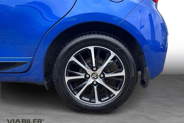 Blå Toyota Yaris fra 2018
