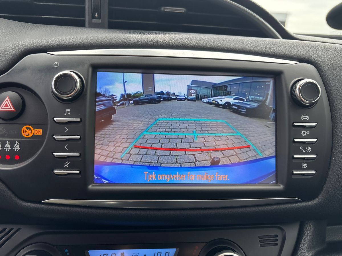 Blå Toyota Yaris fra 2018