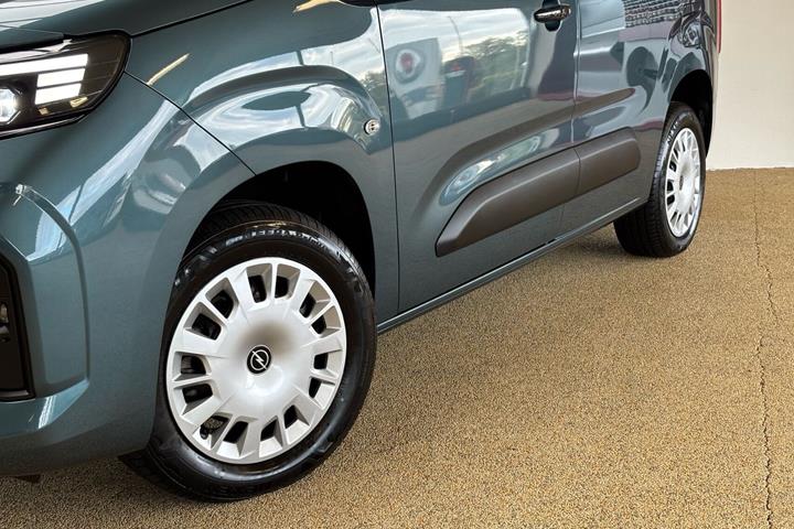 Blå Opel Combo-e Life fra 2025