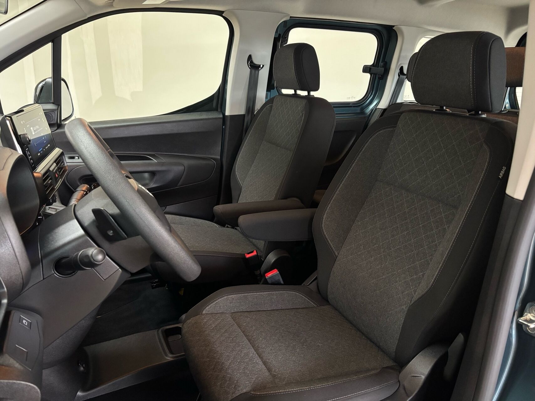Blå Opel Combo-e Life fra 2025