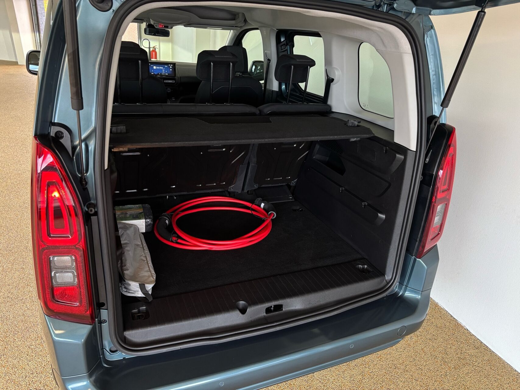 Blå Opel Combo-e Life fra 2025
