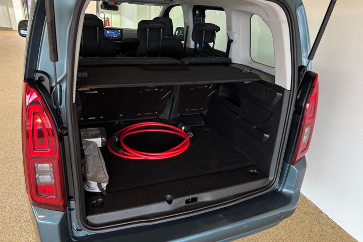 Blå Opel Combo-e Life fra 2025