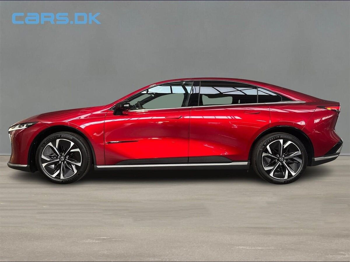 Rød Mazda 6e fra 2026