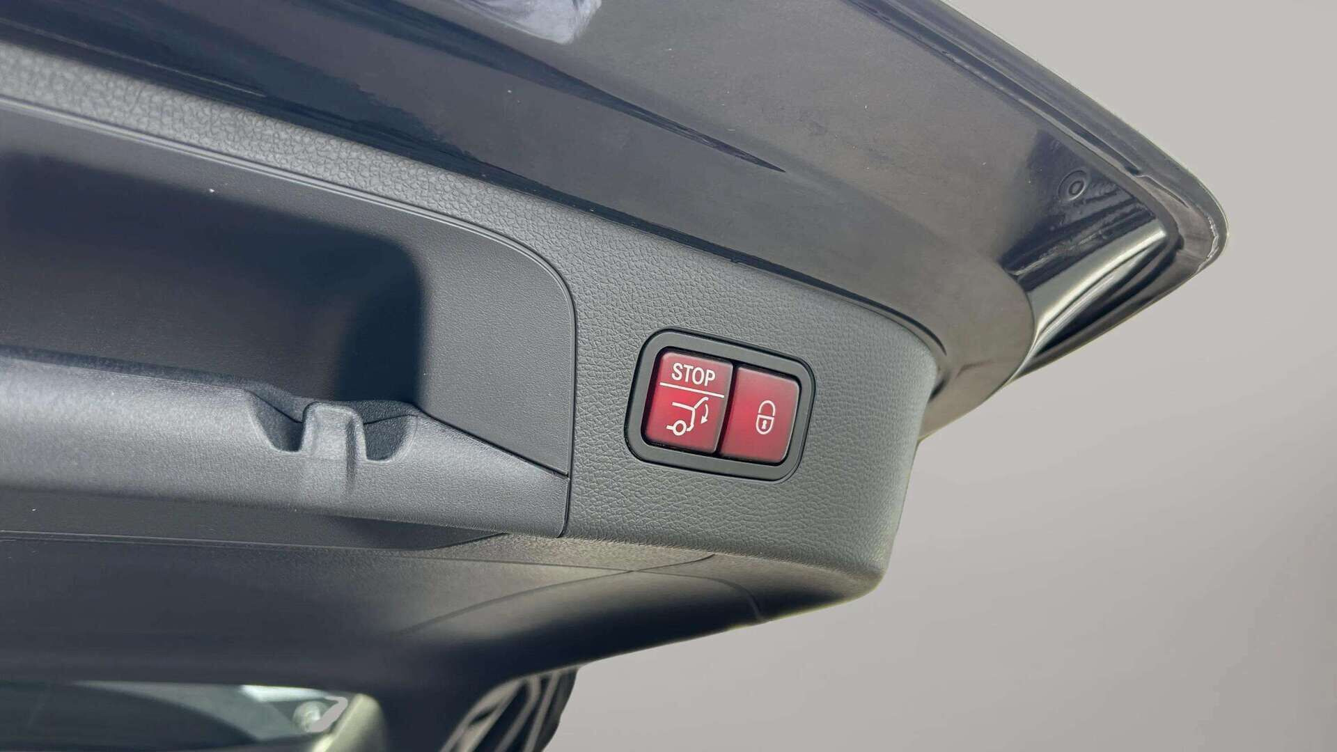 Sort Mercedes EQC400 fra 2023