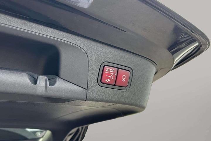Sort Mercedes EQC400 fra 2023