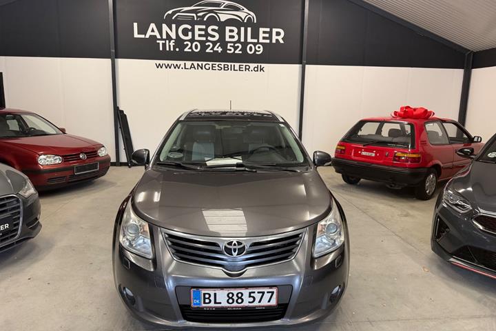 Grå Toyota Avensis fra 2011