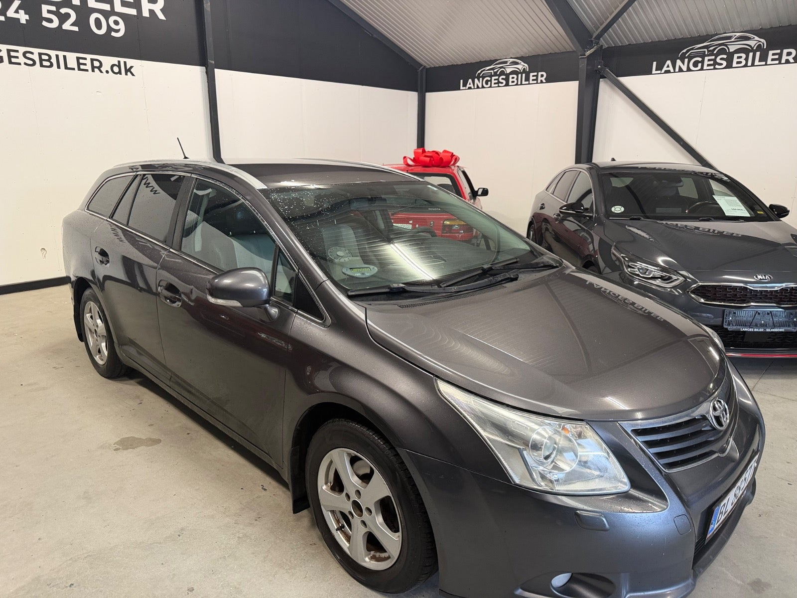 Grå Toyota Avensis fra 2011