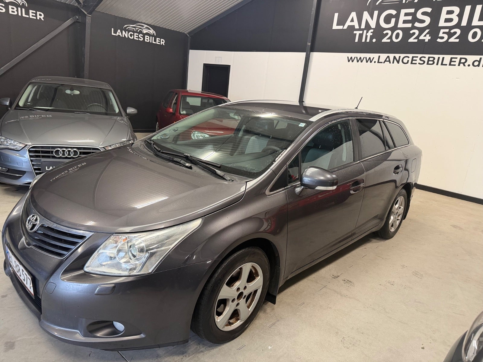 Grå Toyota Avensis fra 2011