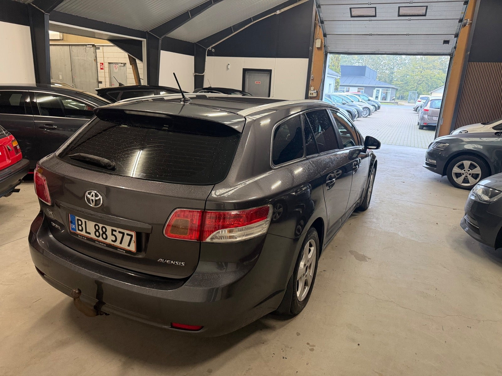 Grå Toyota Avensis fra 2011