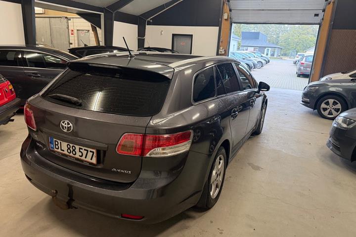 Grå Toyota Avensis fra 2011