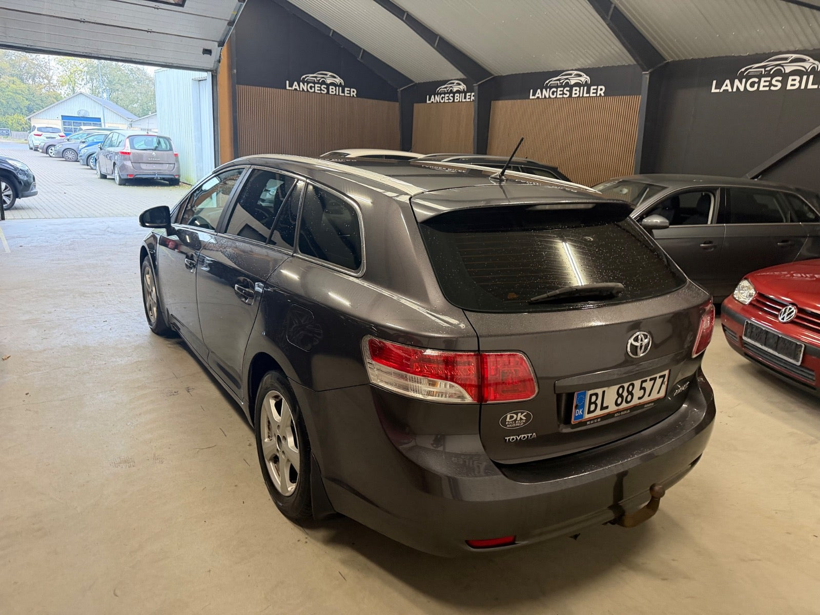 Grå Toyota Avensis fra 2011