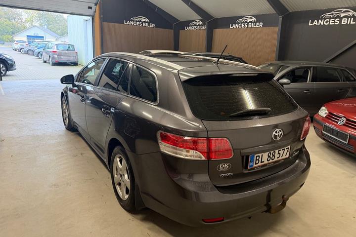 Grå Toyota Avensis fra 2011
