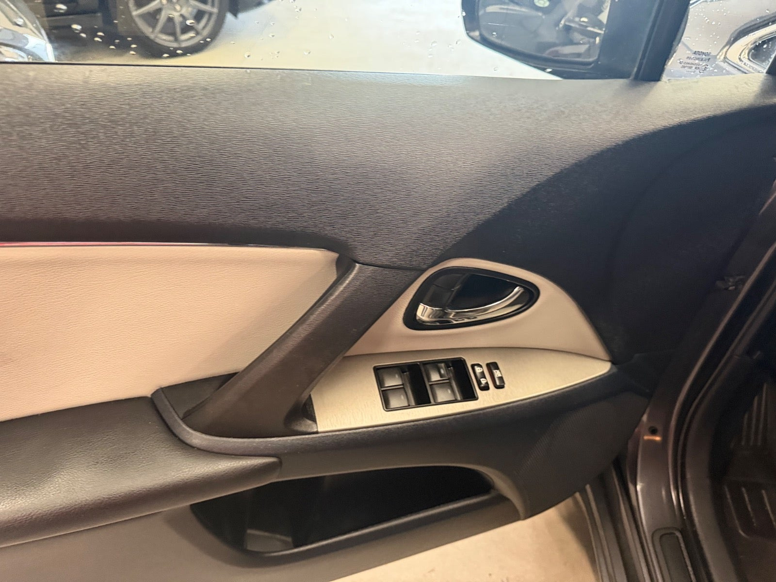Grå Toyota Avensis fra 2011