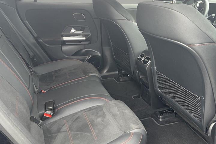 Sort Mercedes EQA250+ fra 2024