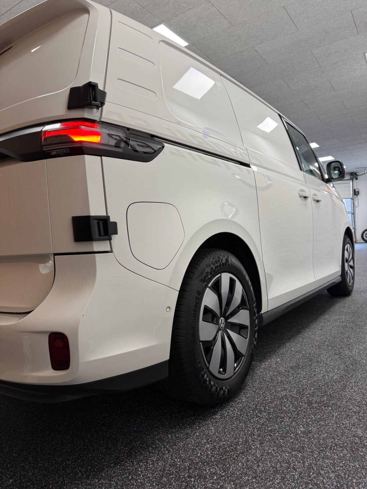 Hvid VW ID.Buzz fra 2024