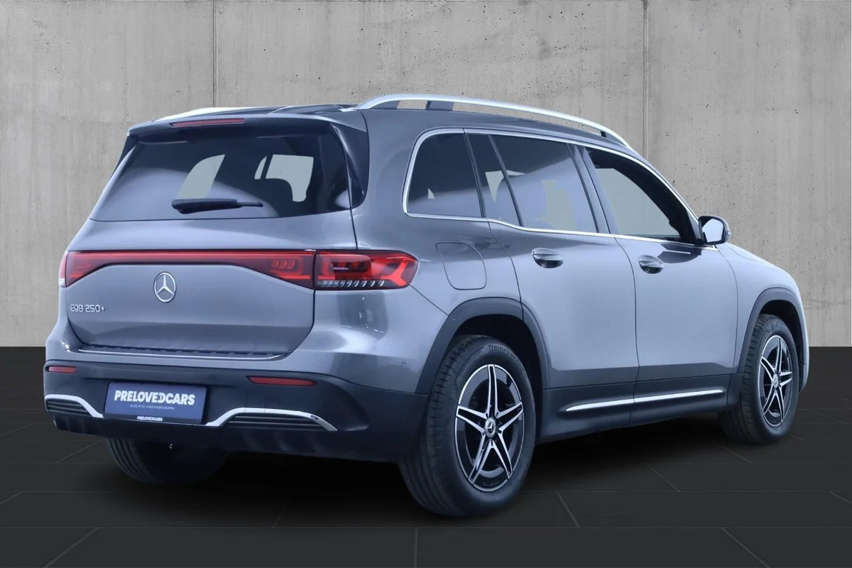 Grå Mercedes EQB250+ fra 2023
