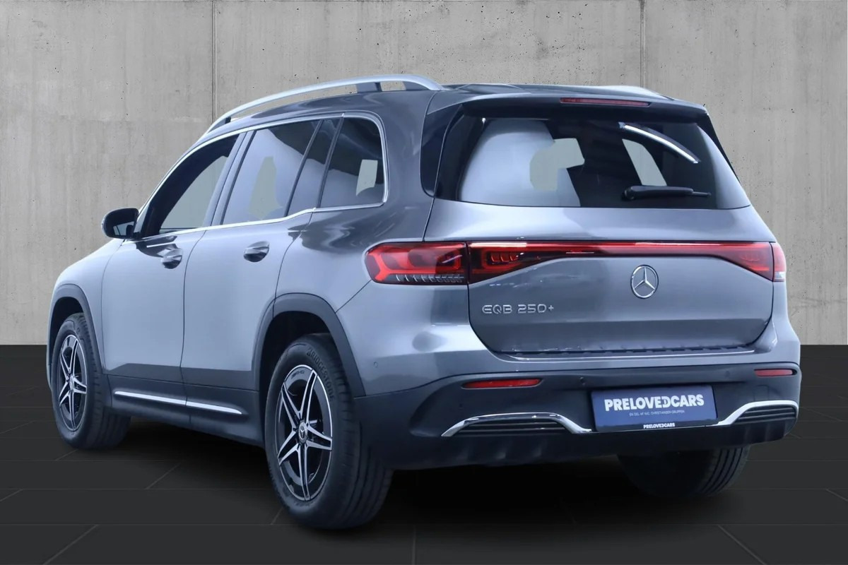 Grå Mercedes EQB250+ fra 2023