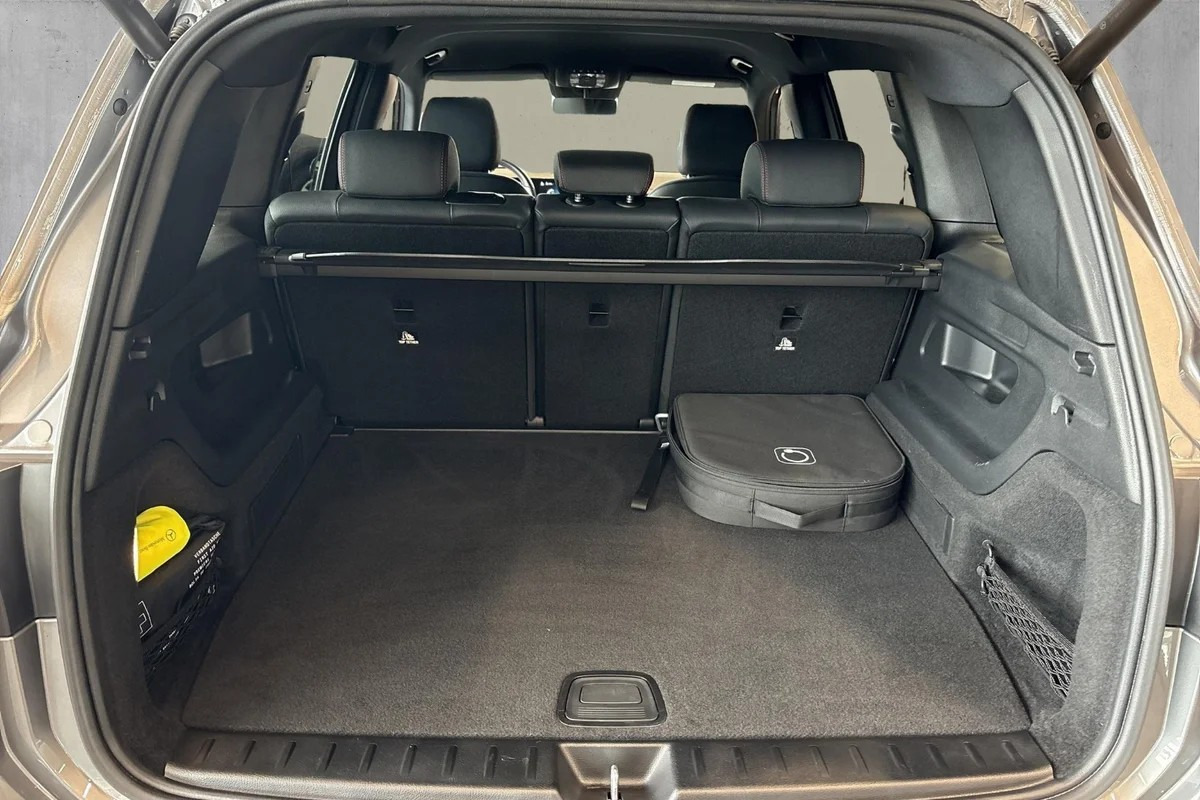Grå Mercedes EQB250+ fra 2023
