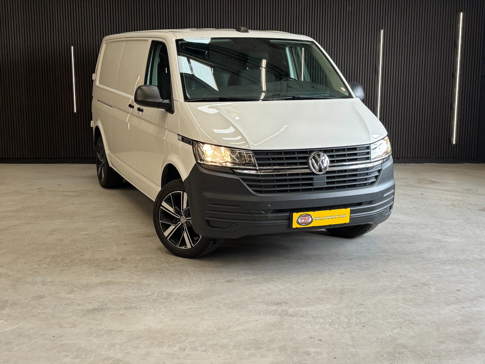 Gul VW Transporter fra 2021