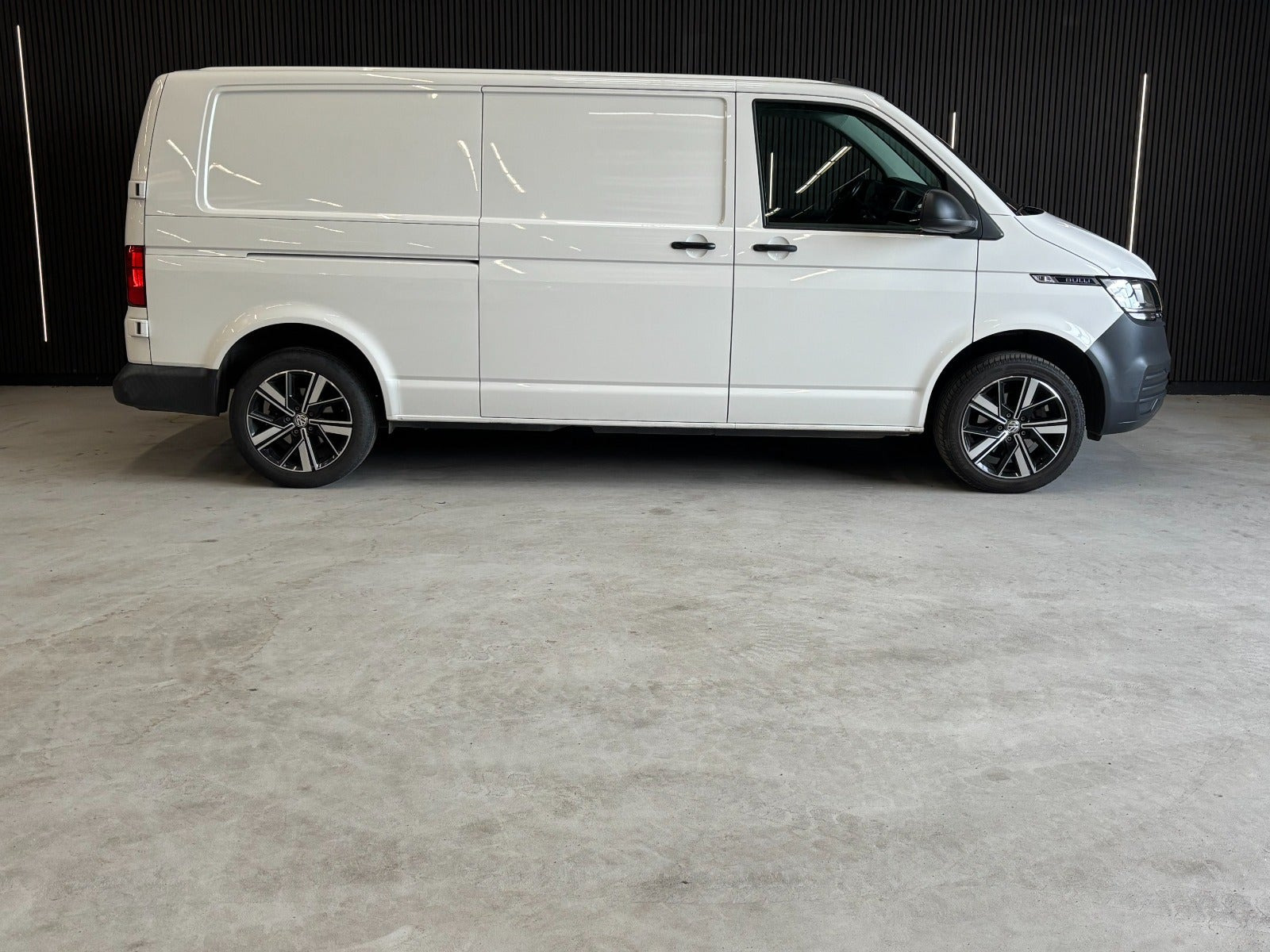 Gul VW Transporter fra 2021