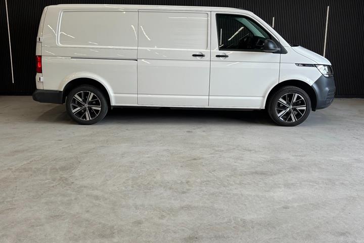 Gul VW Transporter fra 2021