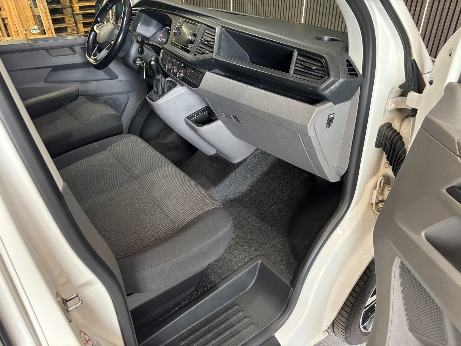 Gul VW Transporter fra 2021