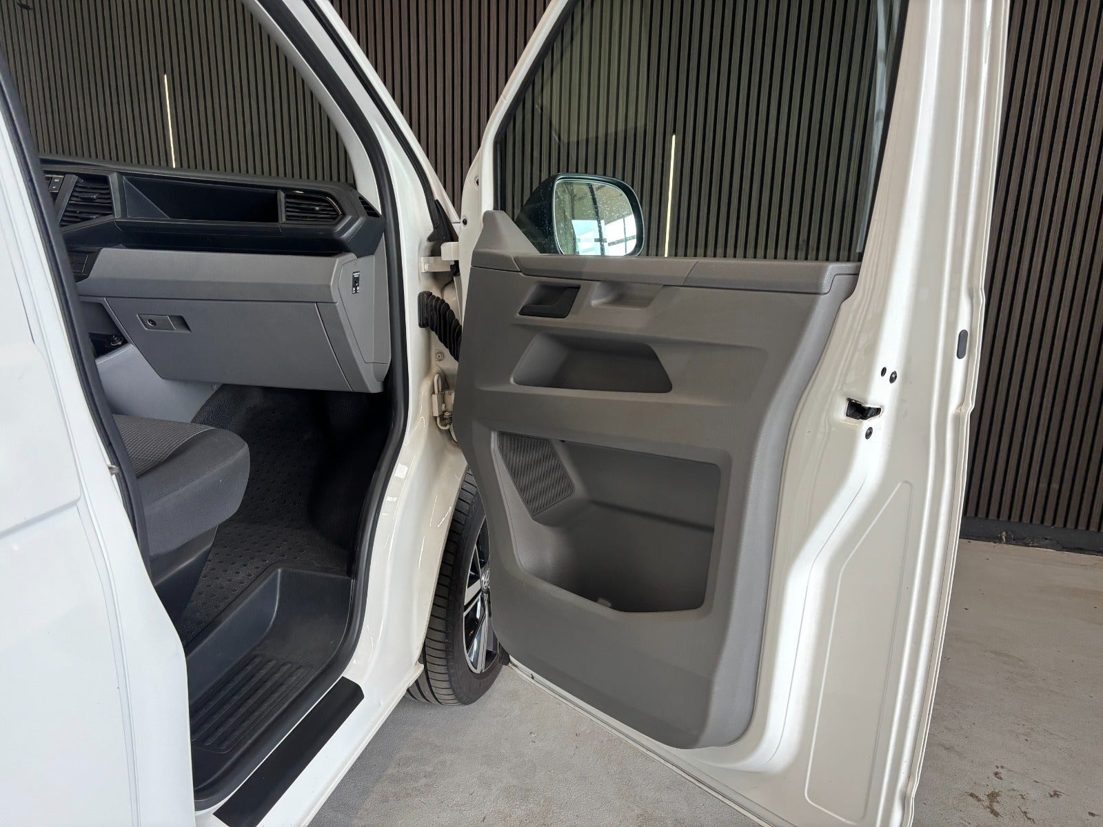Gul VW Transporter fra 2021