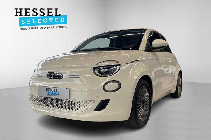 Hvid Fiat 500e fra 2024 set udefra