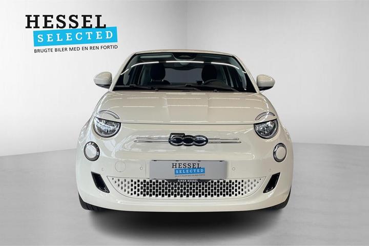 Hvid Fiat 500e fra 2024
