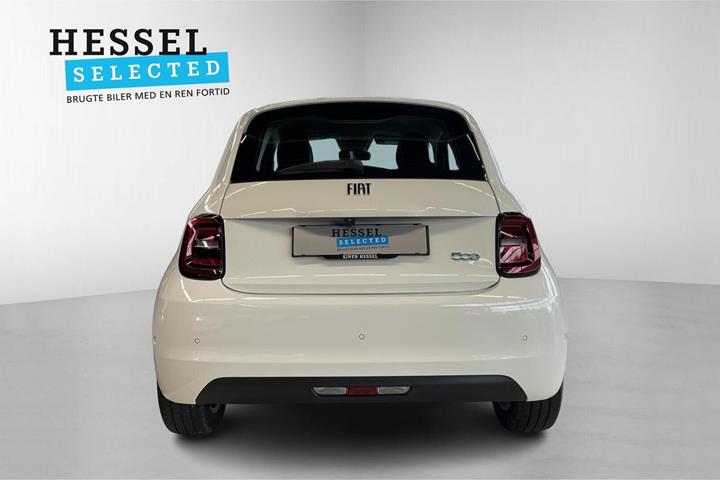 Hvid Fiat 500e fra 2024
