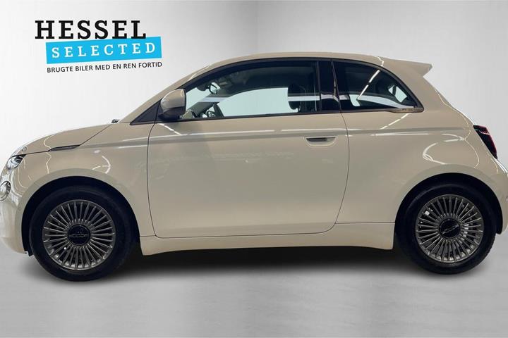 Hvid Fiat 500e fra 2024