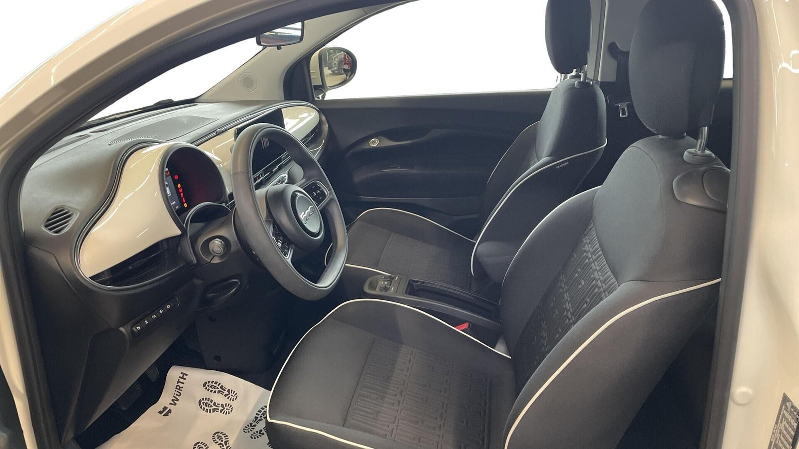 Hvid Fiat 500e fra 2024