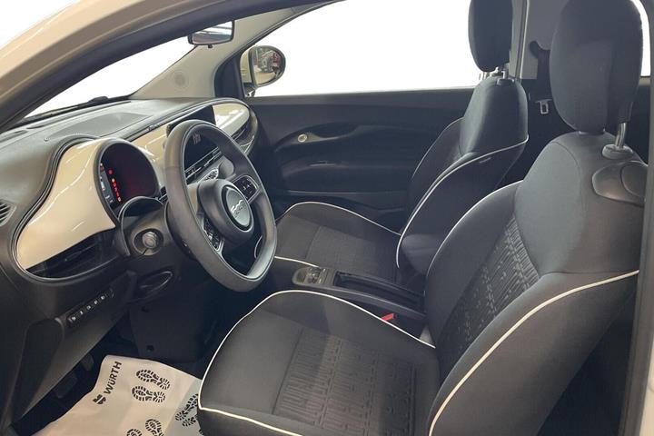 Hvid Fiat 500e fra 2024